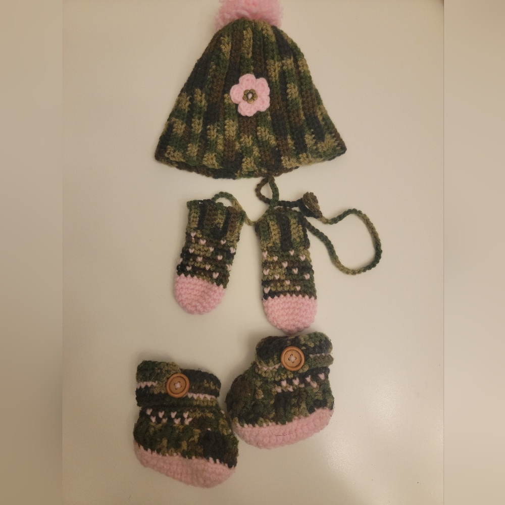 Hat, mitts with string and booties